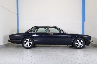 DAIMLER JAGUAR XJ40