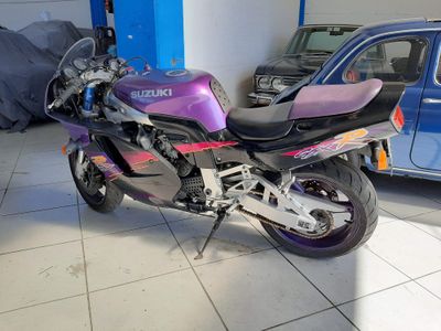 SUZUKI GSX-R 750