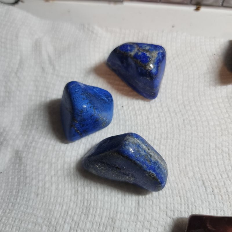 Lapis lazuli palm stone