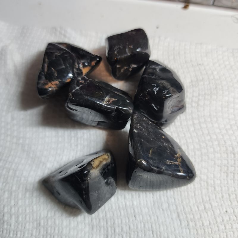 Black onyx palm stone