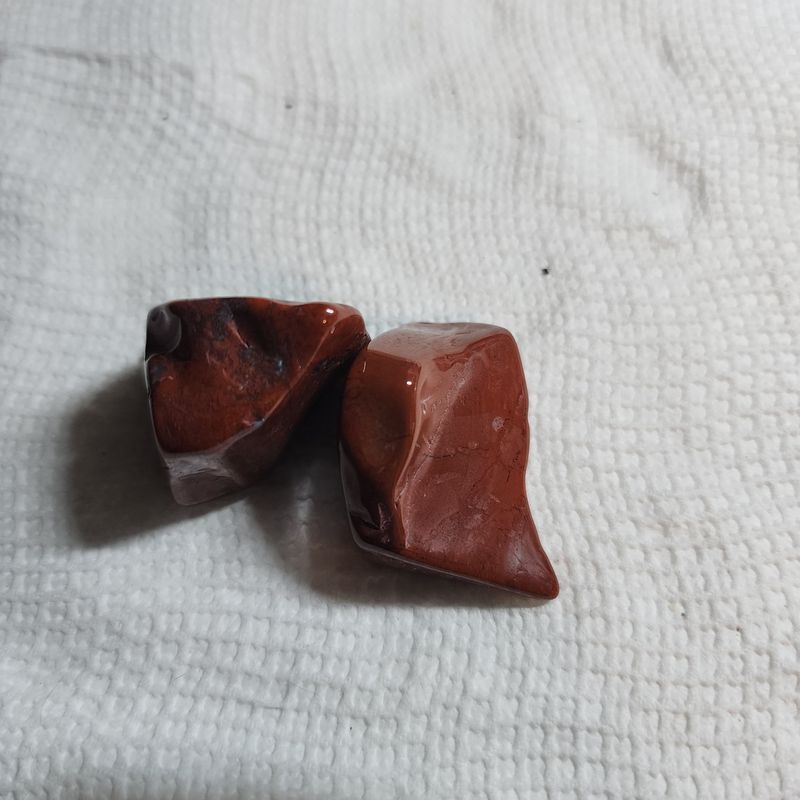 Red jasper palm stone