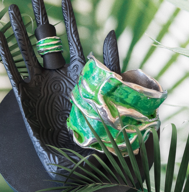 Espectacular conjunto Brazalete y anillo en palta de ley, esmaltado verde.