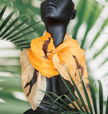 Exclusivo pañuelo de seda pintado a mano 70 x 70 cm, color naranja difuminado.