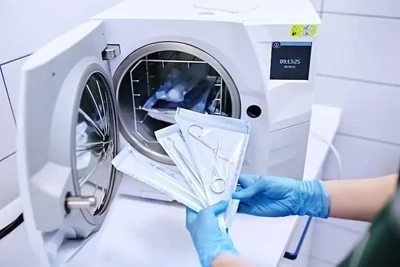 Sterilization devices and autoclaves