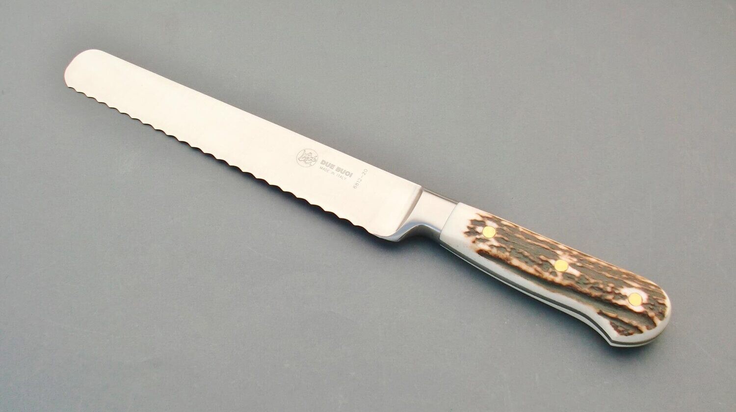 BLUE FARM | Due Buoi knives. Chef&#39;s bread Knife. St. steel. stag horn, Item details: Chef&#39;s bread Knife st. steel olive cm 20