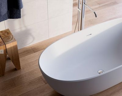 BLUELINE | Glass. Bloom. Freestanding bathtub in matte white HardLite. Available in 2 sizes