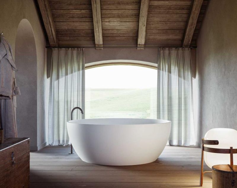 BLUELINE | Glass. Momoa. Freestanding round bathtub in matte white MineraLite. Ø 152.5 cm x 56 h
