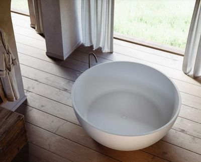 BLUELINE | Glass. Momoa. Freestanding round bathtub in matte white MineraLite. Ø 152.5 cm x 56 h