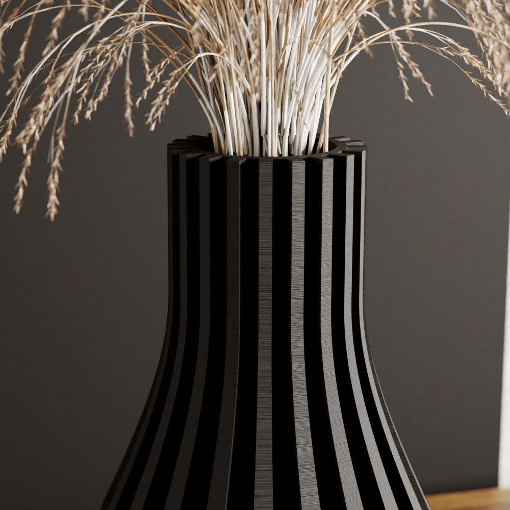 Willow Vase in Midnight Black (8 in)