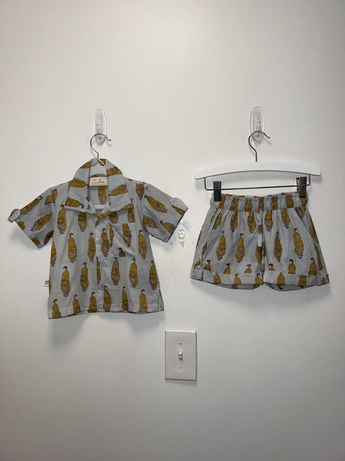 Short Sleeve Shirt &amp; Shorts Set - Grey Yellow Tiger