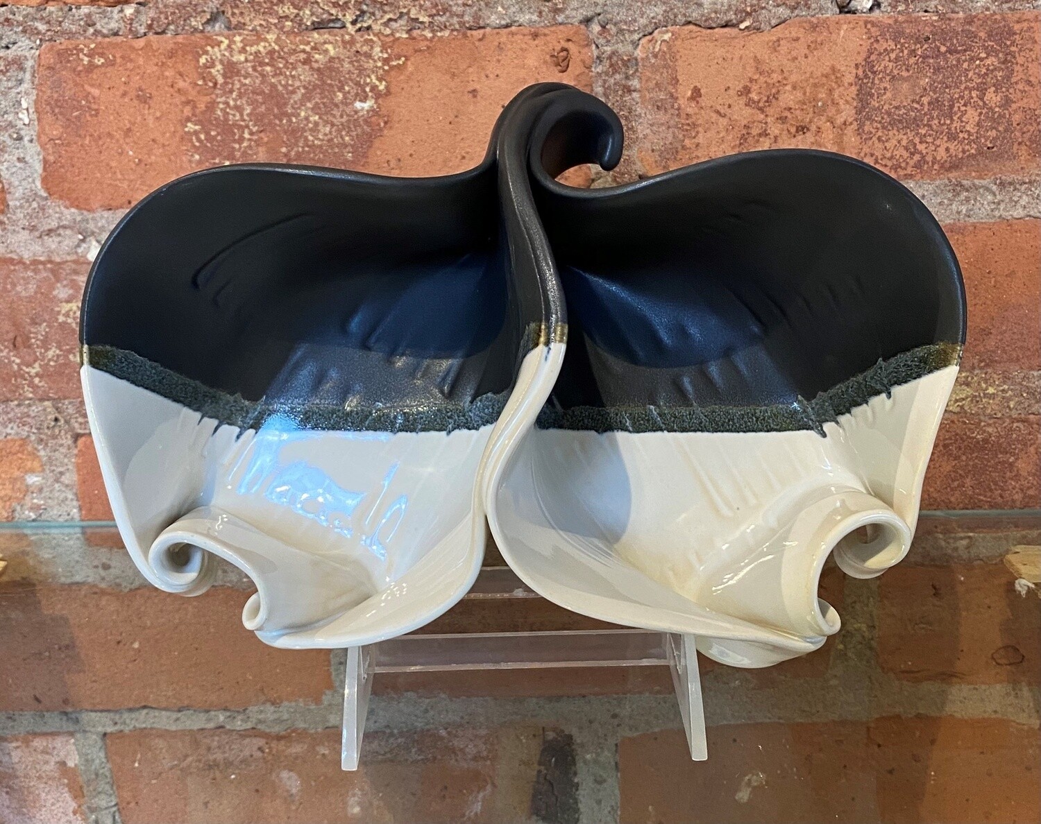 Hilborn Pistachio Dish Black /White
