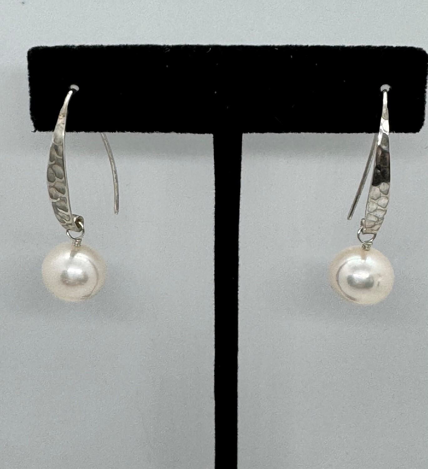 Robb Earring Fresh Water Pearl Thin Hammered