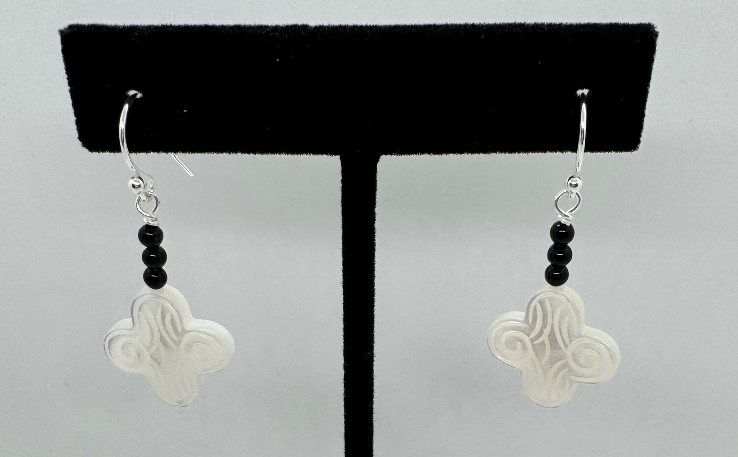 Trueworthy Earrings Mother of Pearl flower w/Black Onyx