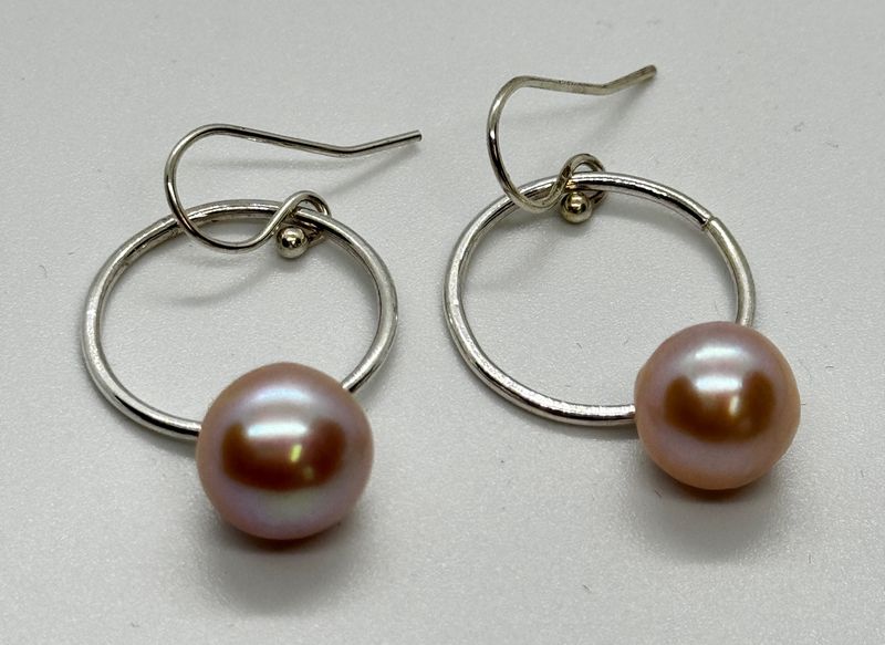 Greenhood Earring Peach Pearl on Silver Hoop