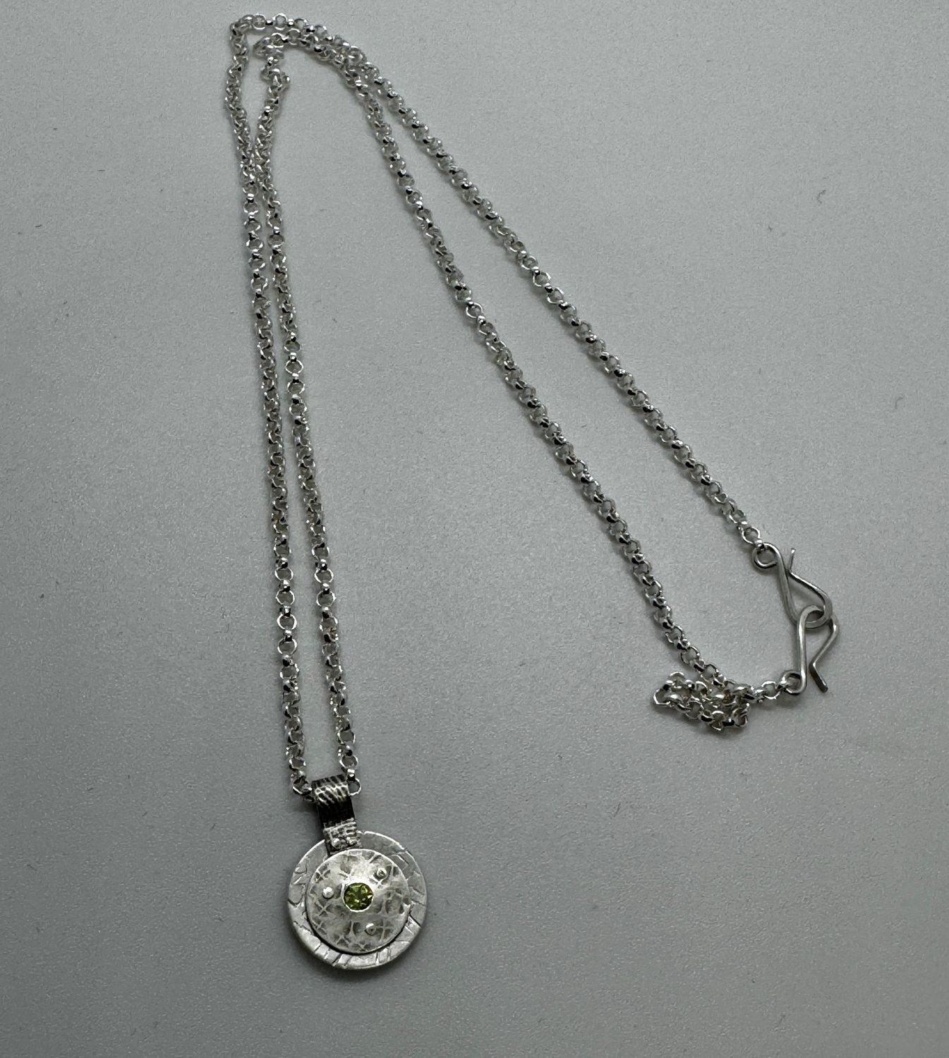 Bent Metal Necklace Peridot in Circles