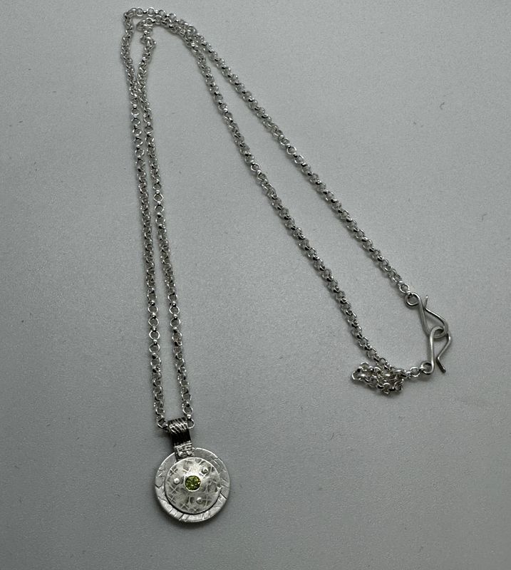 Bent Metal Necklace Peridot in Circles