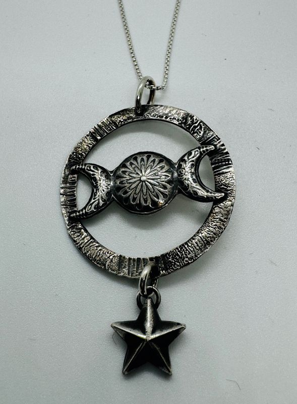 O&#39;Brien Necklace Circle w/Moonphase and Star Dangle