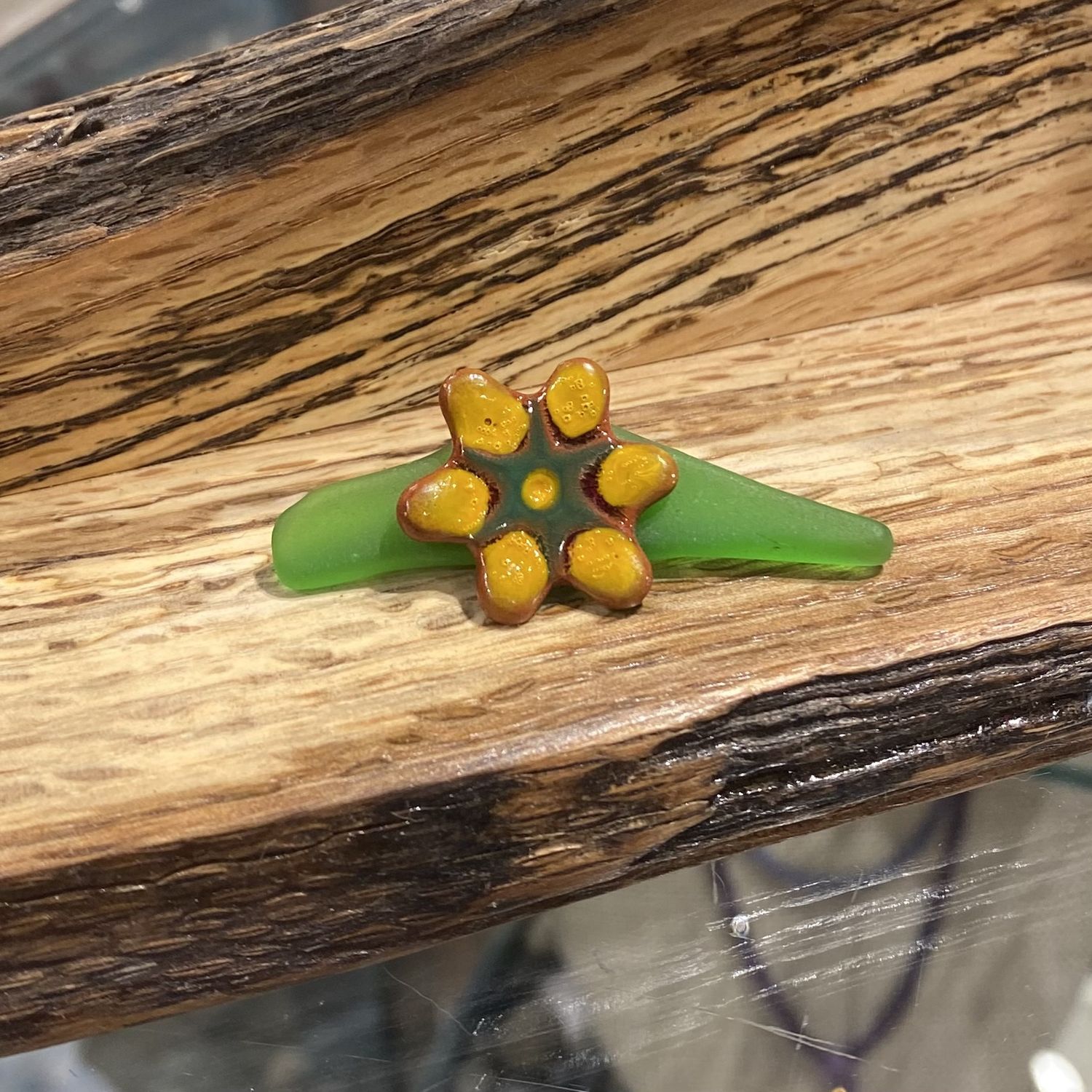 Juekoff Glass Pin Green with Yellow Flower