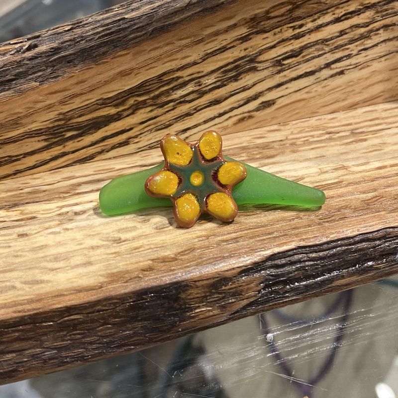 Juekoff Glass Pin Green with Yellow Flower