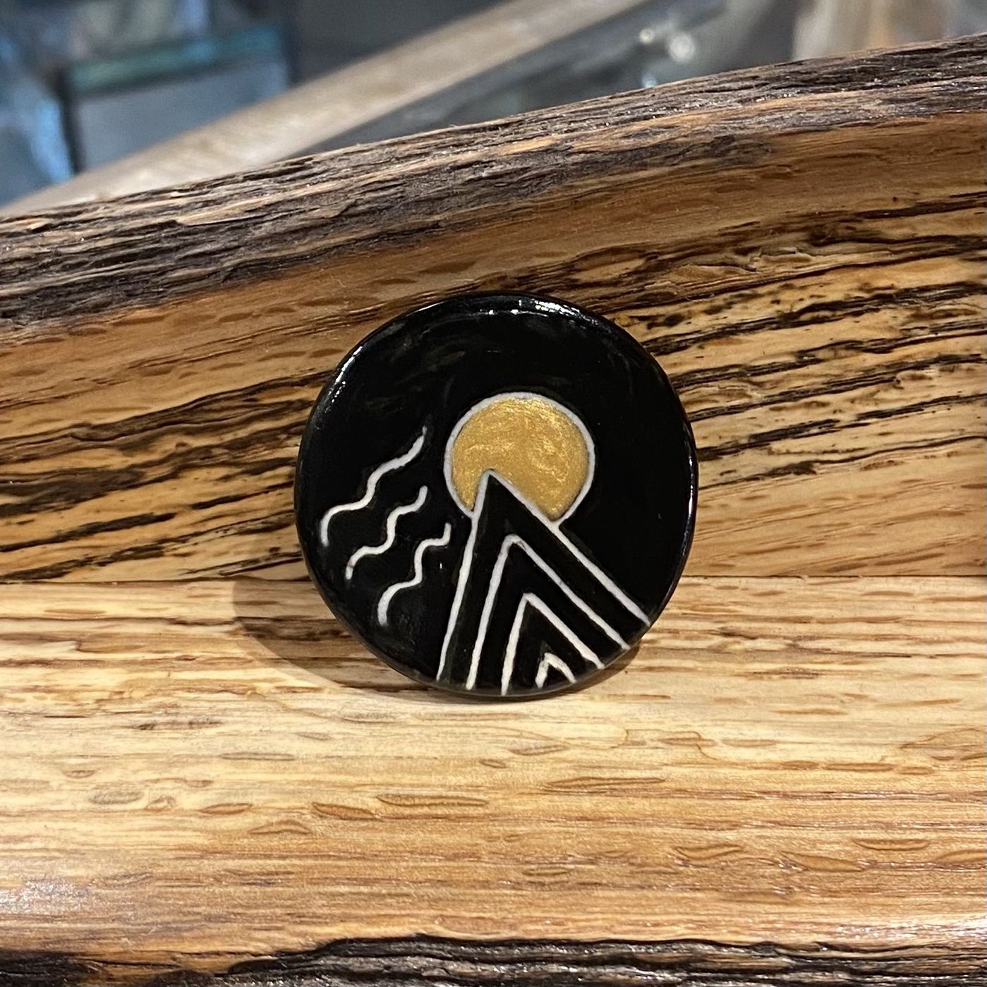 Juekoff Pin Ceramic Black/Gold Mountain