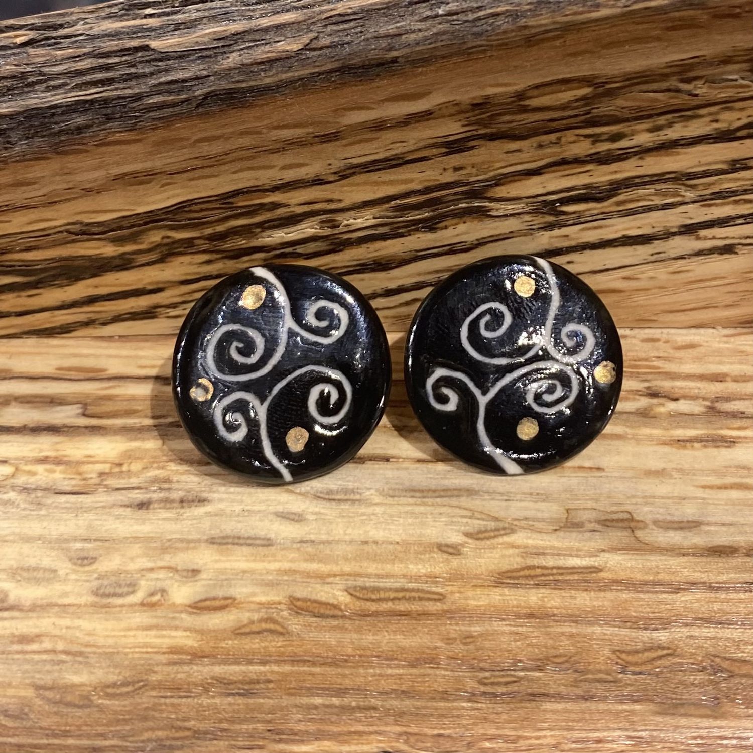 JUEKOFF EAR Black/gold Swirled Stud