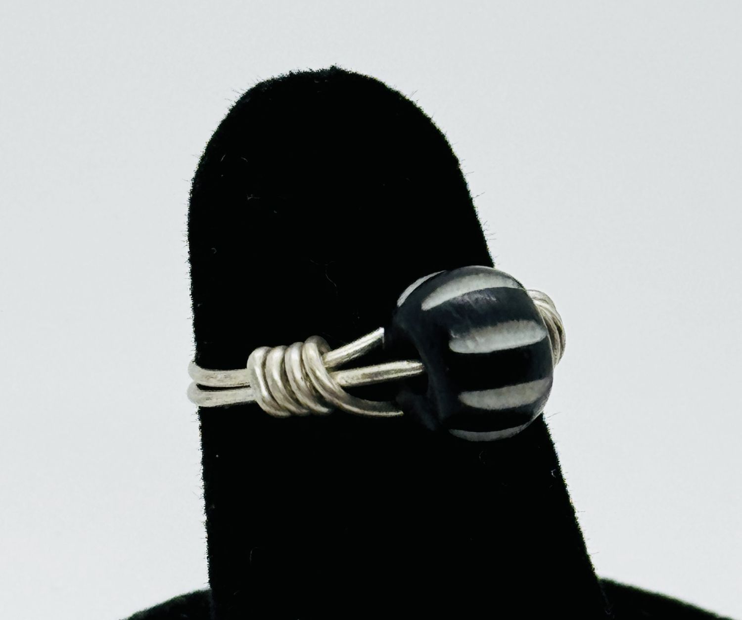 Coller Ring Black and White Bead