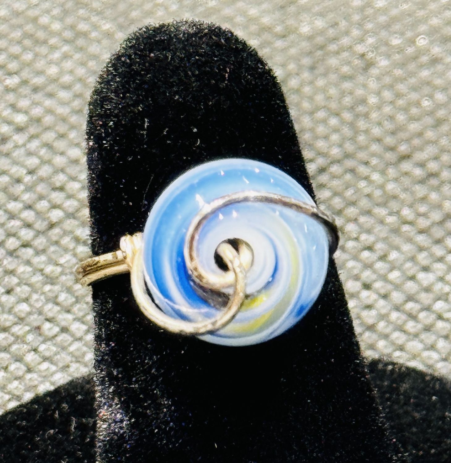 Coller Ring Blue Round Swirl Bead