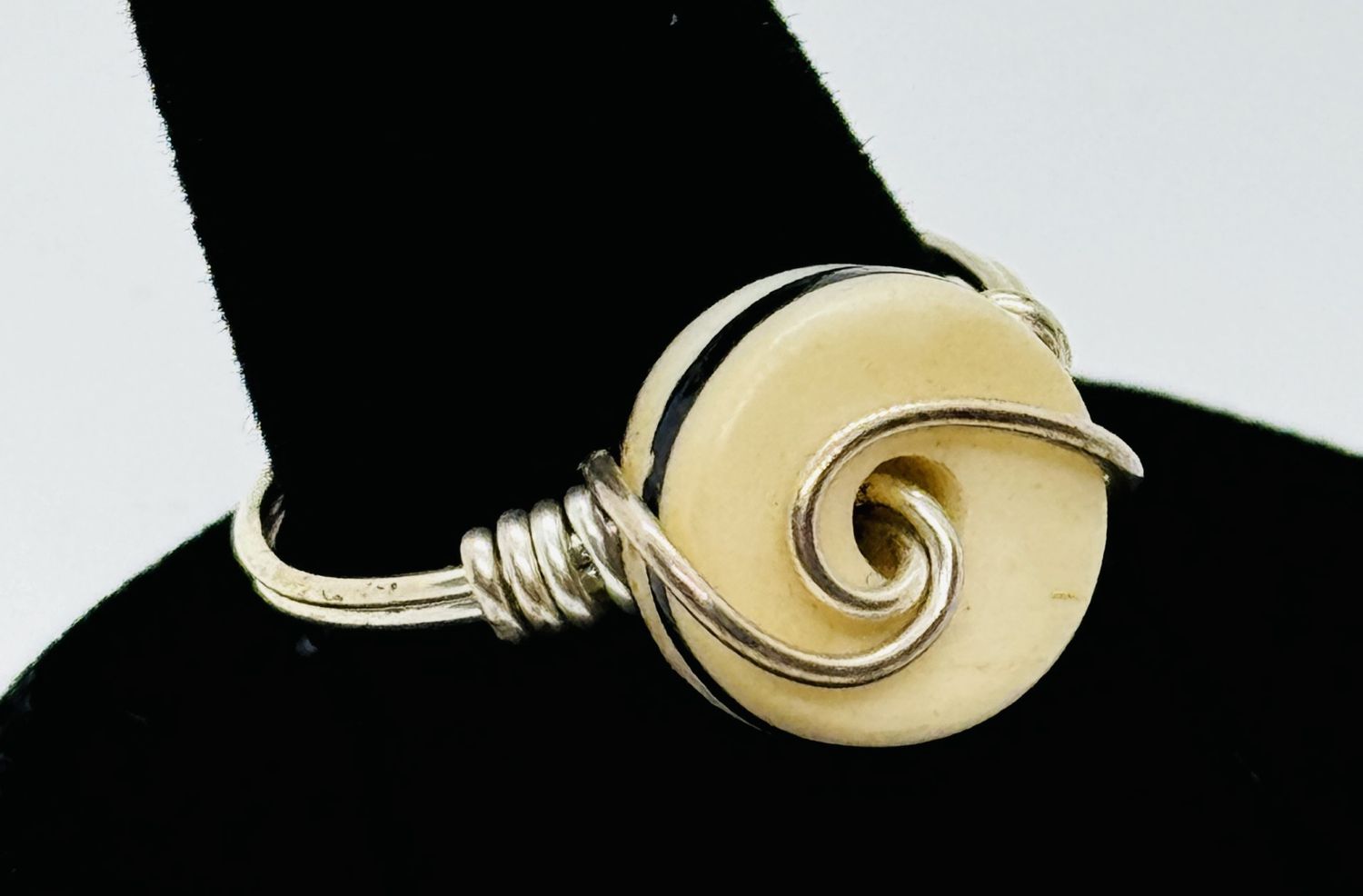 Coller Ring Round Striped Black and White Ring