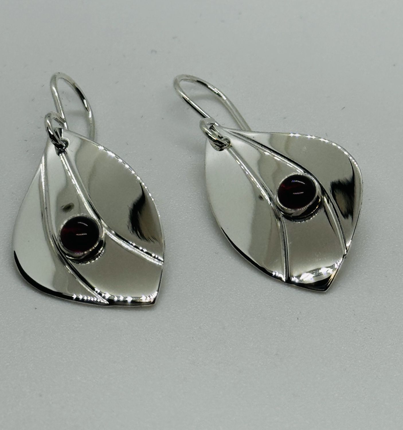 Gray Earring Silver Teardrop w/Garnet