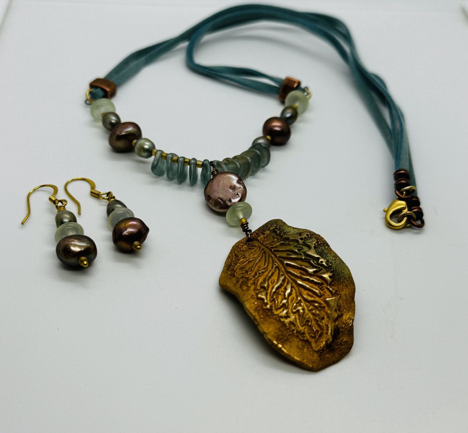 Coller Necklace/Earring Set Bronze Leaf on Suede Cord