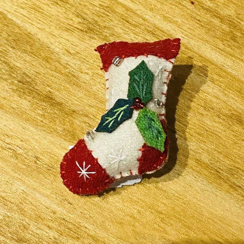 Promising Pin White Stocking w/ Three Leaves