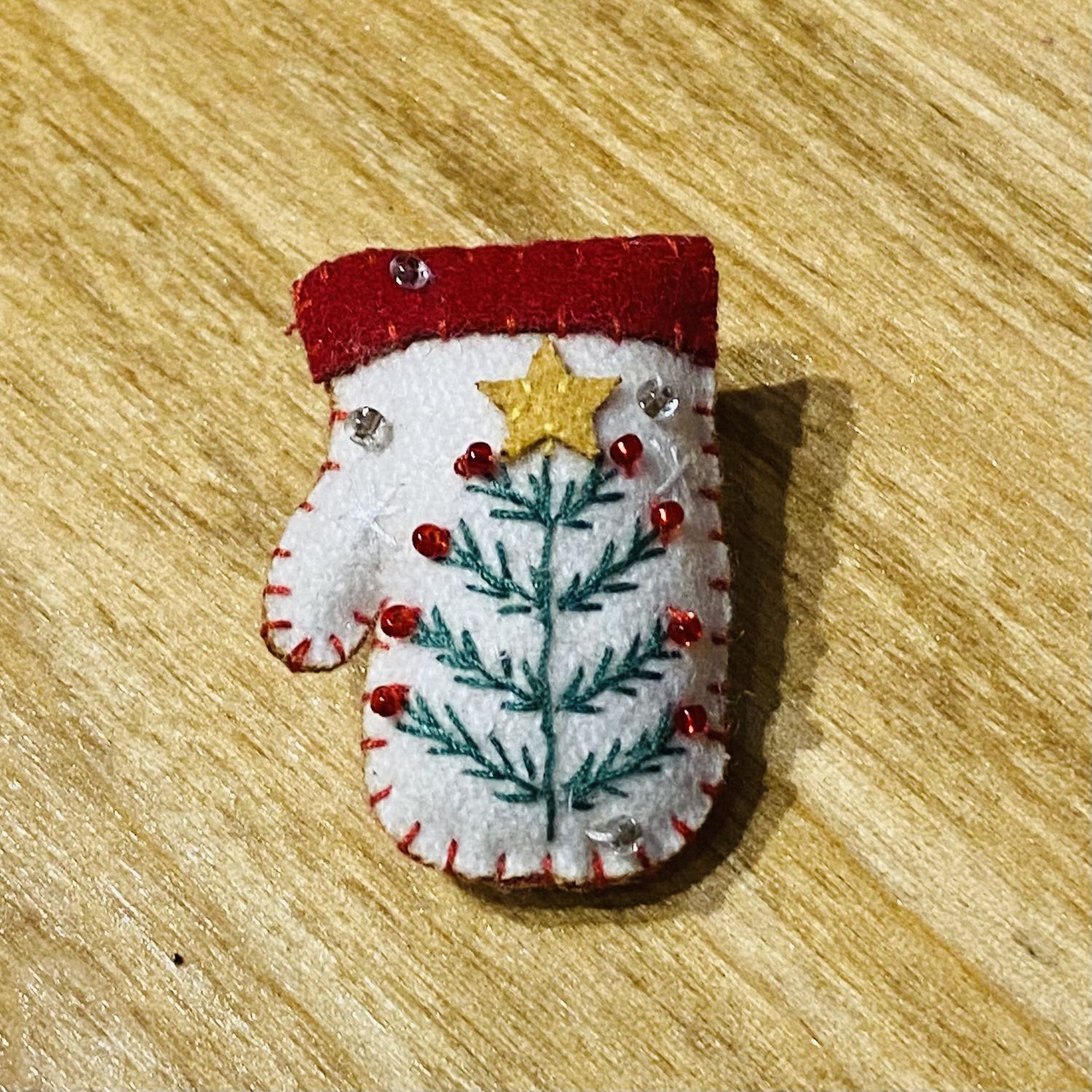 PROMISING Pin White Mitten w/ Tree