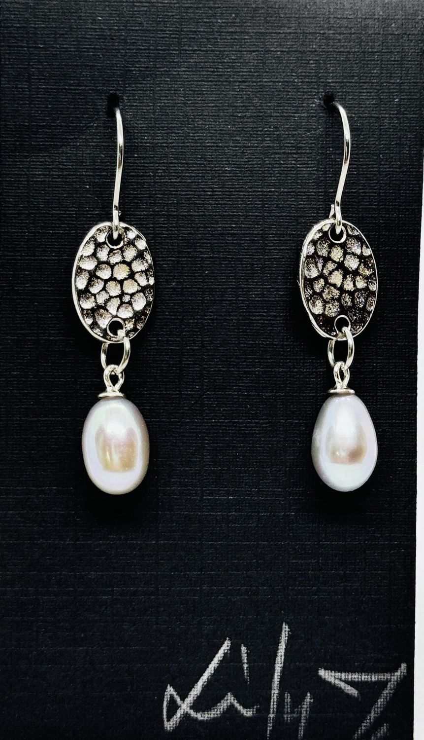 Tsay Earring Gray Pearl on Oval Hammered Bead
