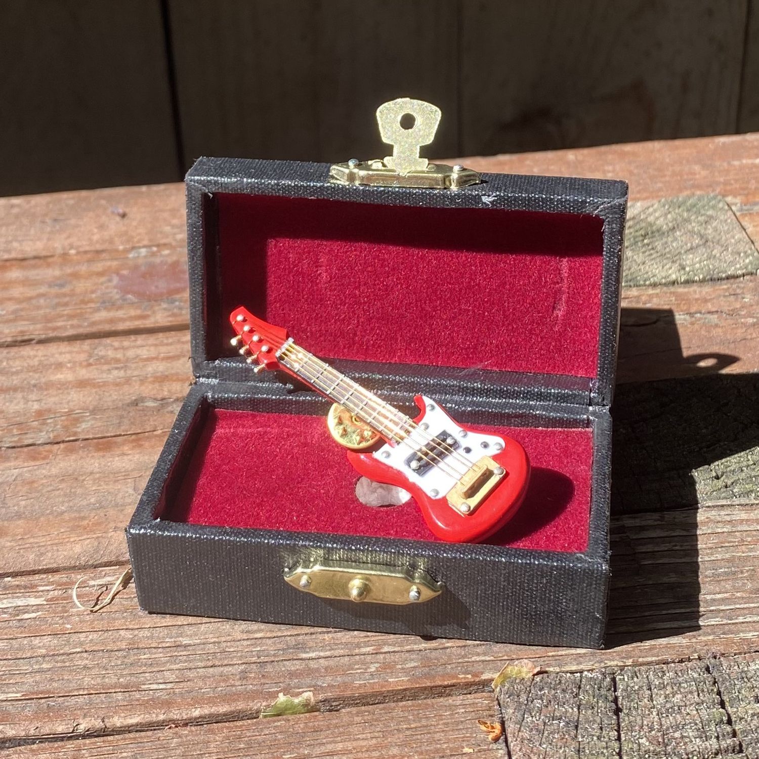 Broadway Red Electric Guitar Pin