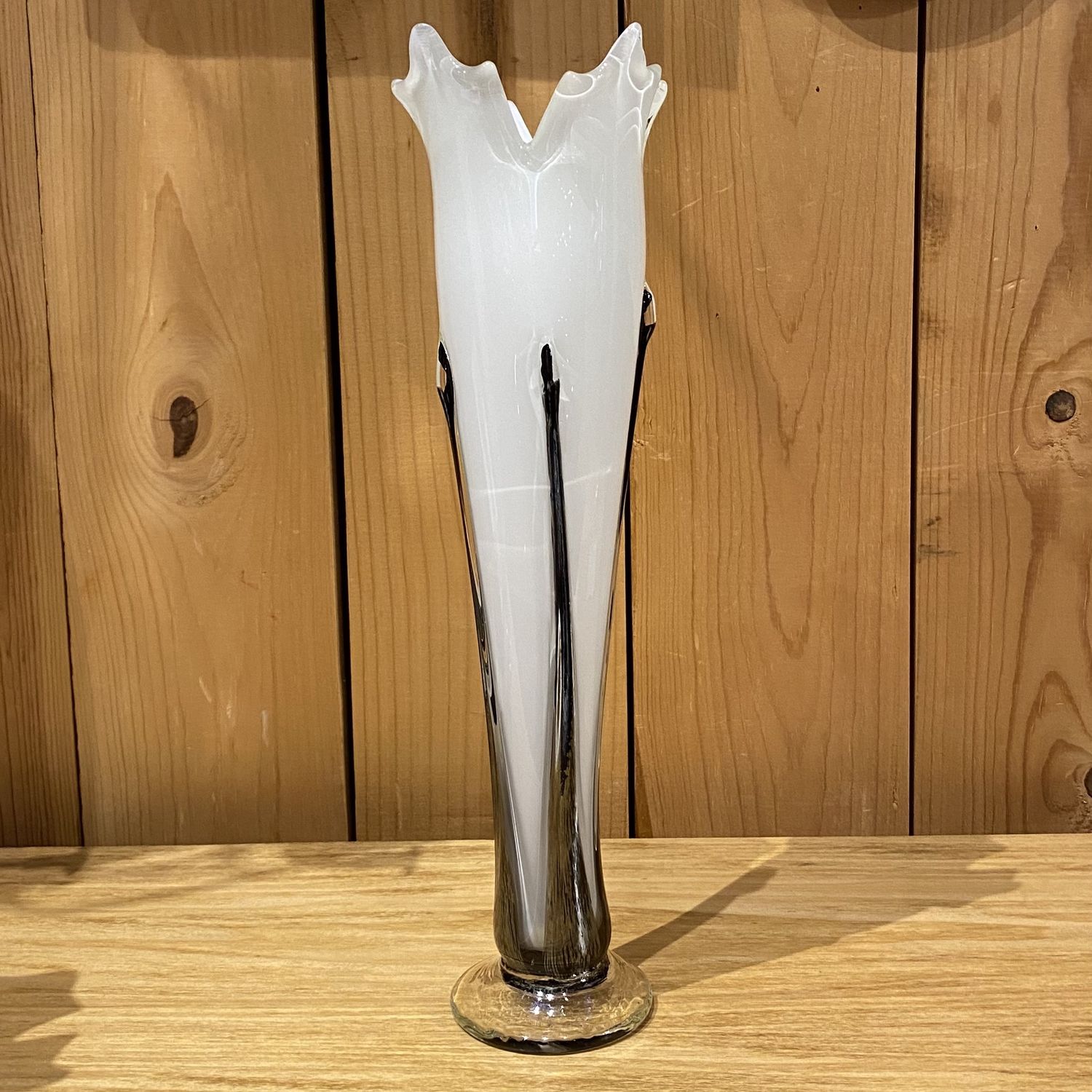 Callahan Vase Flower White w/Black Plain