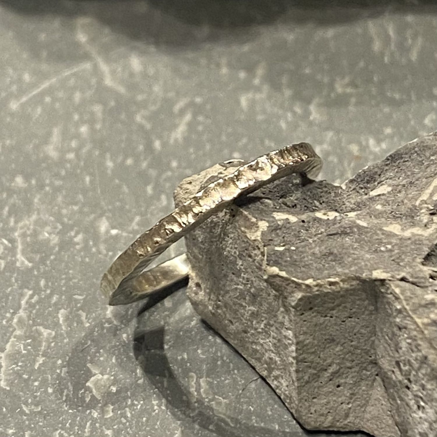 Sznajderman Ring Narrow Hammered White Gold Wedding Band