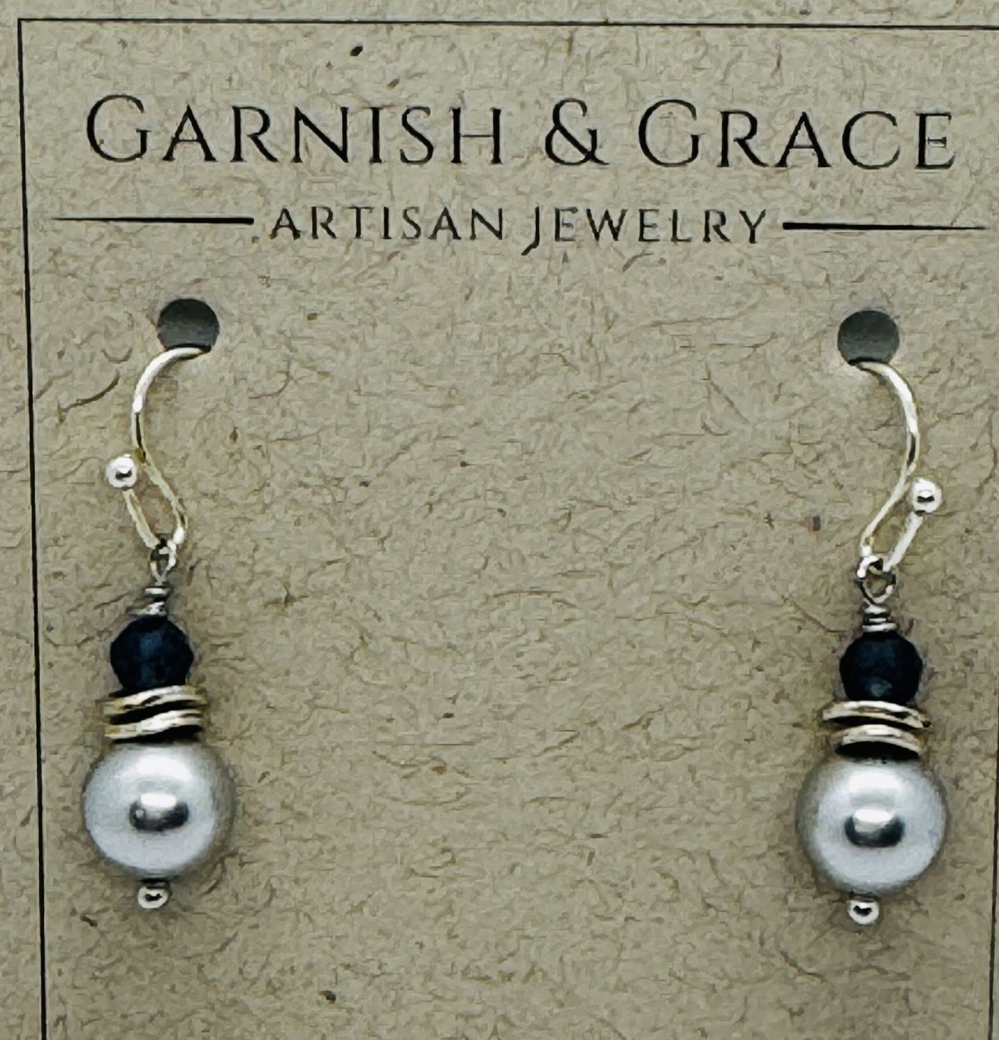 Garnish Earring Gray Pearl and Sapphires
