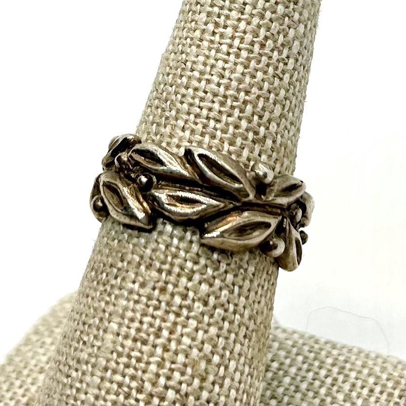 Otter Ring Sterling Silver Carved Leaves
