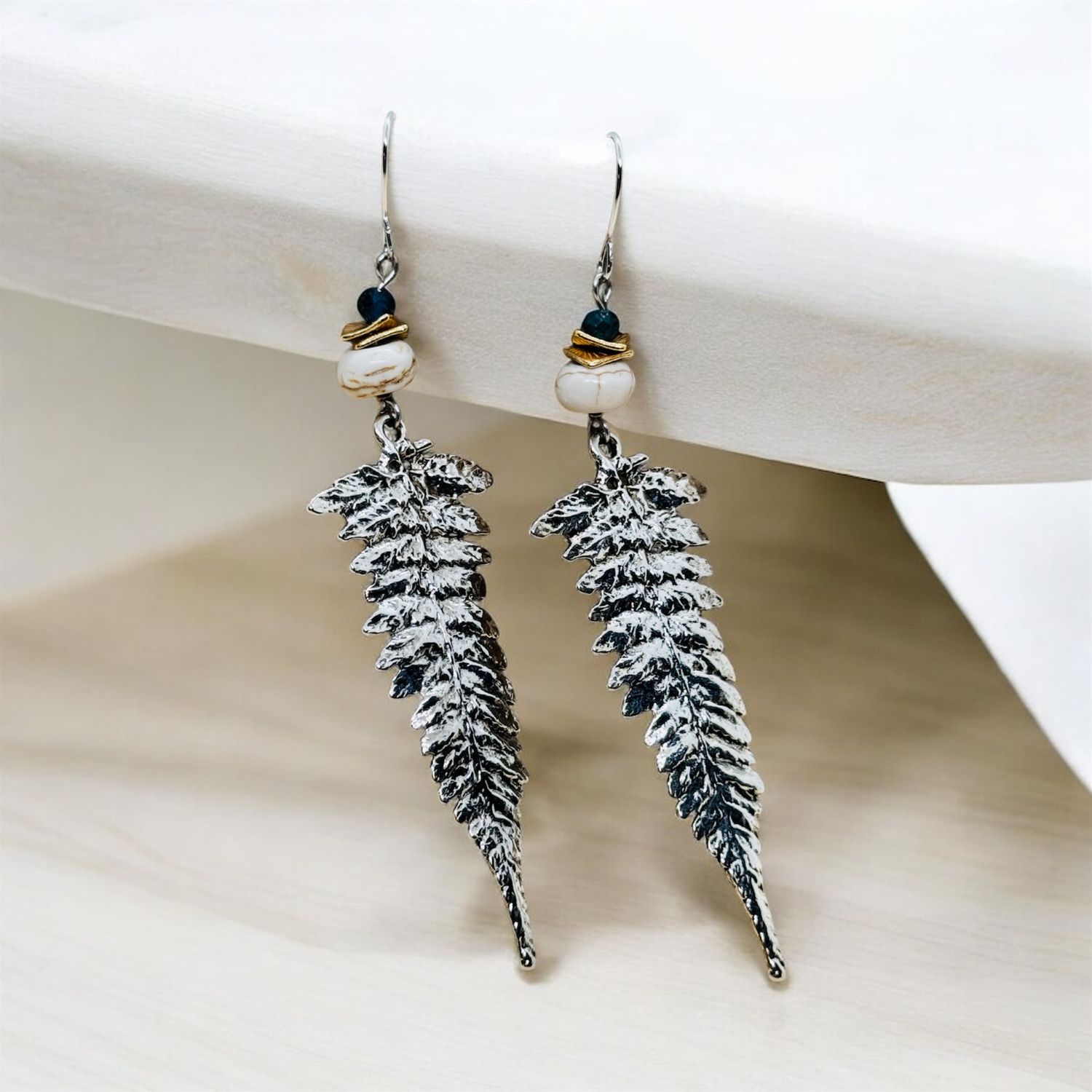 Garnish Earrings Fern With White Howlite