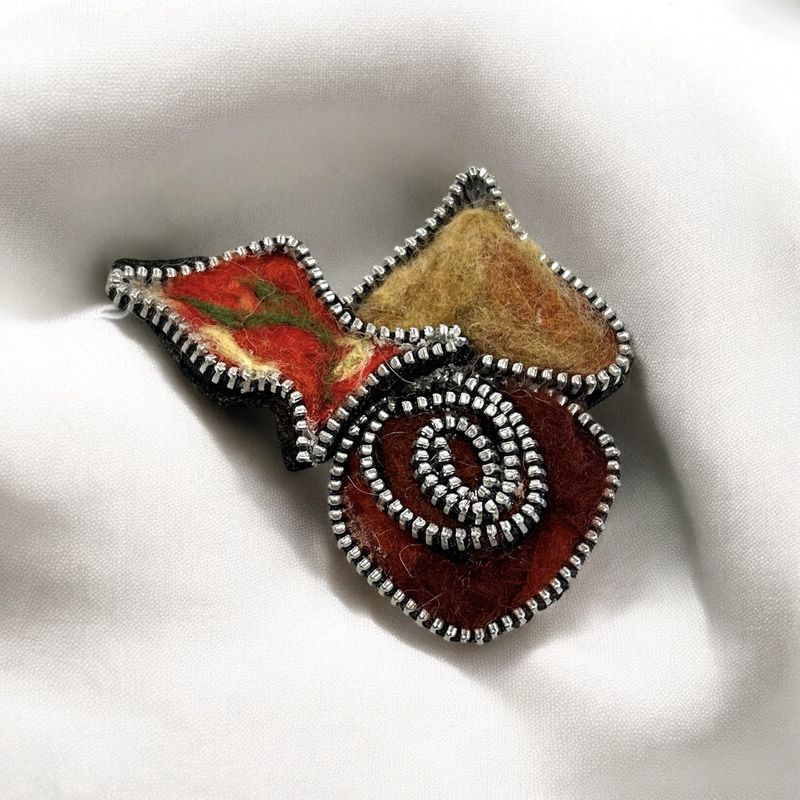 Wright Needle Felted Zipper Brooch Acorn/Leaf