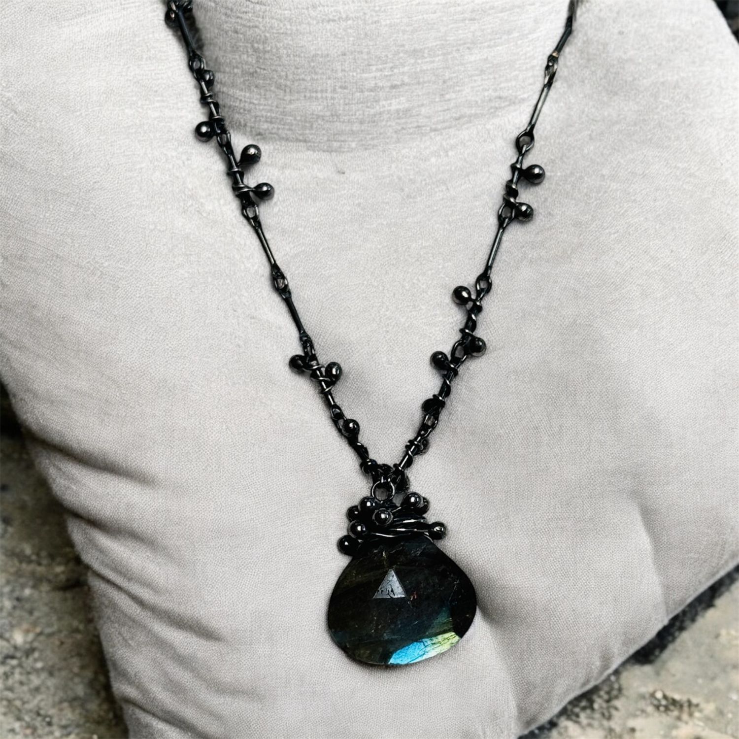 Zuzko Necklace &quot;Swarm&quot; Labradorite (M)