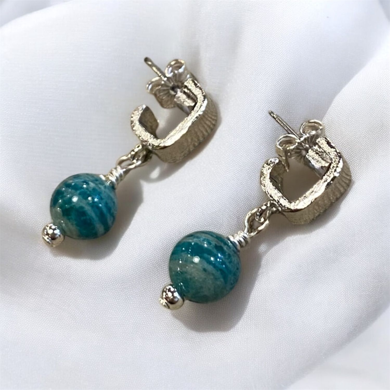 Very Visser Earring Malachite Bead on Silver Half Hoop Post