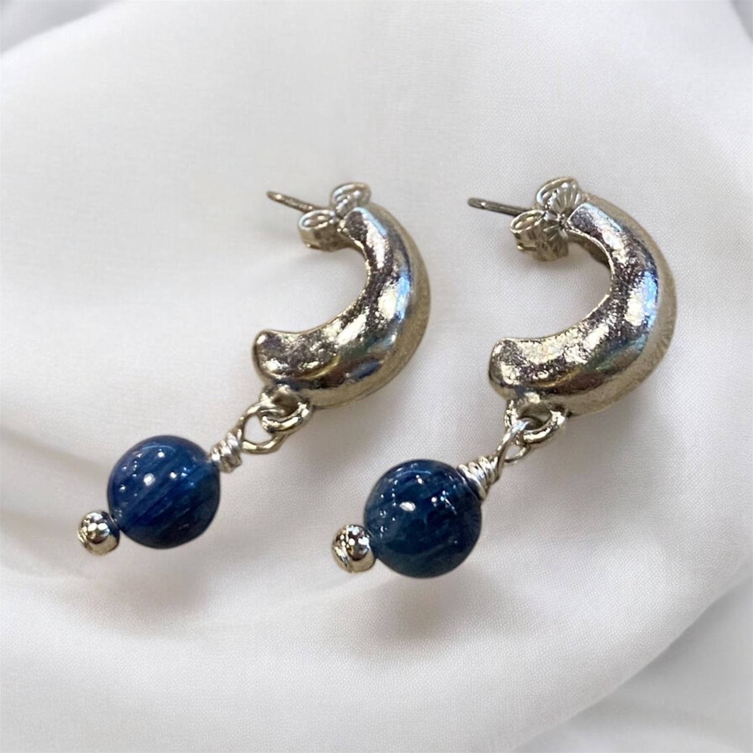 Very Visser Earring Kyanite Bead on Silver Half Hoop Post