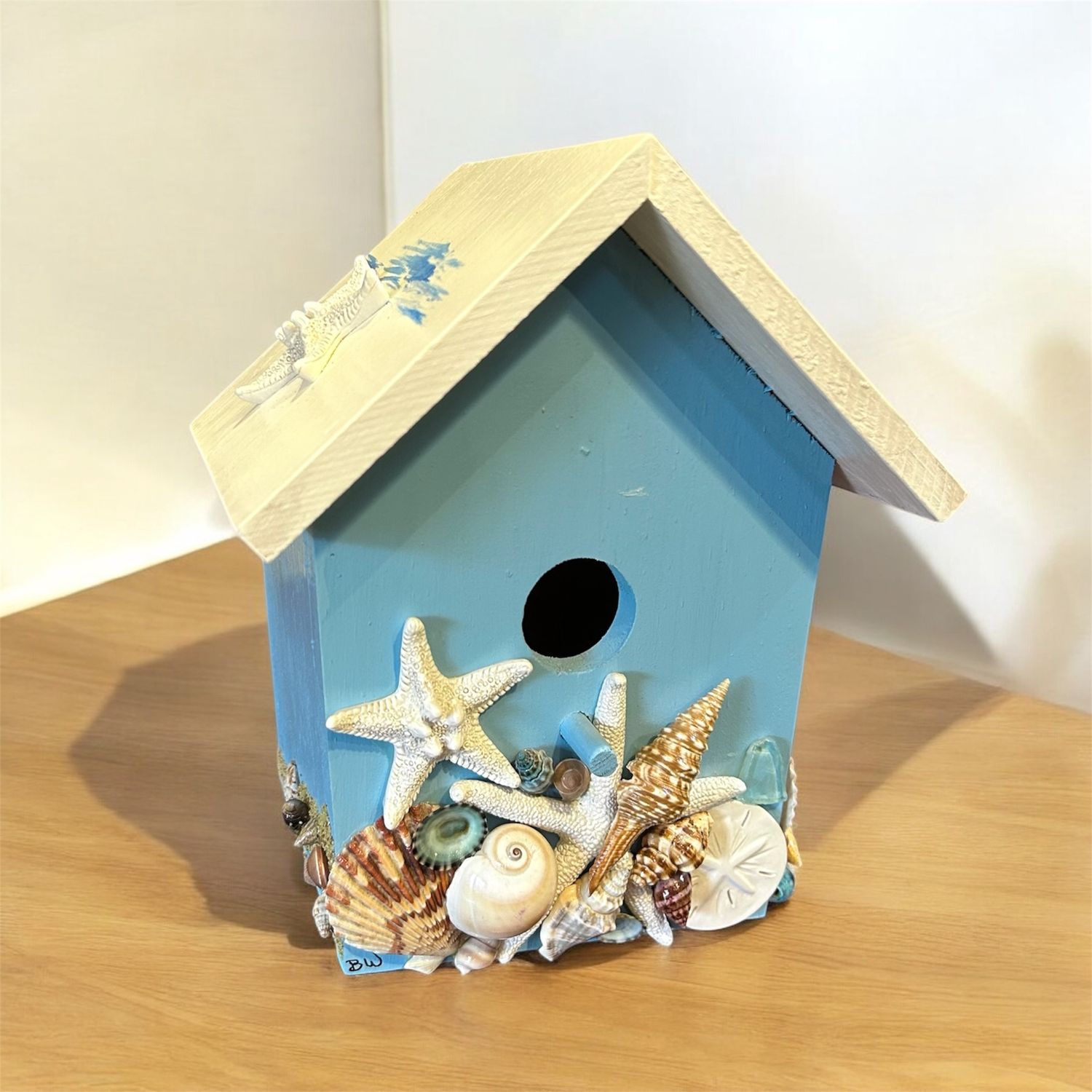Wilson Birdhouse Seashells White Roof