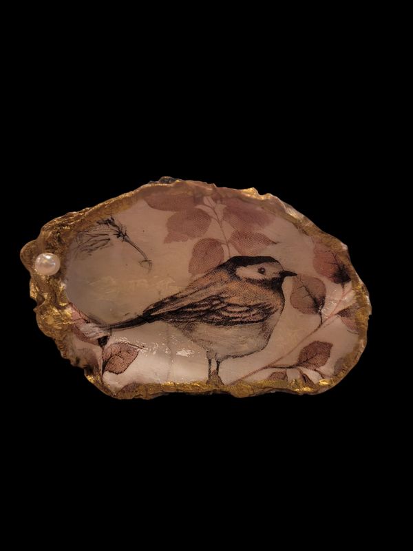 Wilson Large Oyster Shell with Chickadee