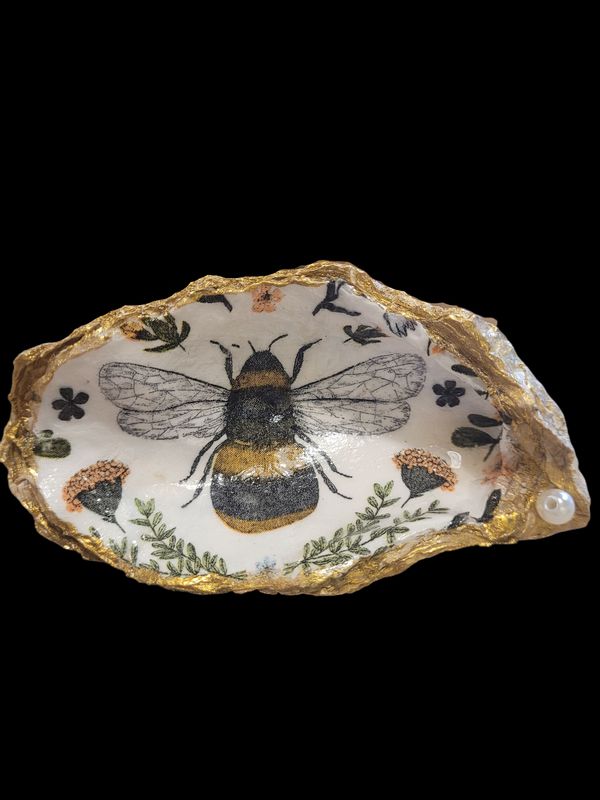 Wilson Large Oyster Shell with Bee