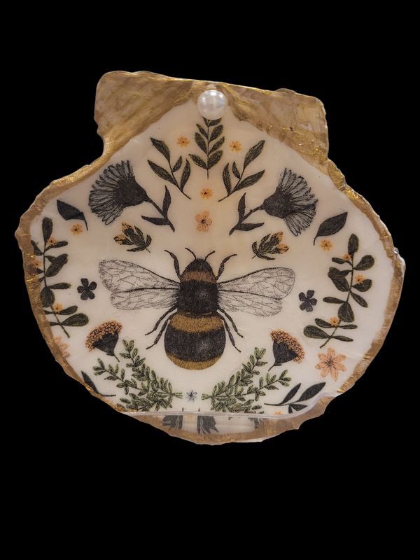 Wilson Large Scallop Shell with Bee