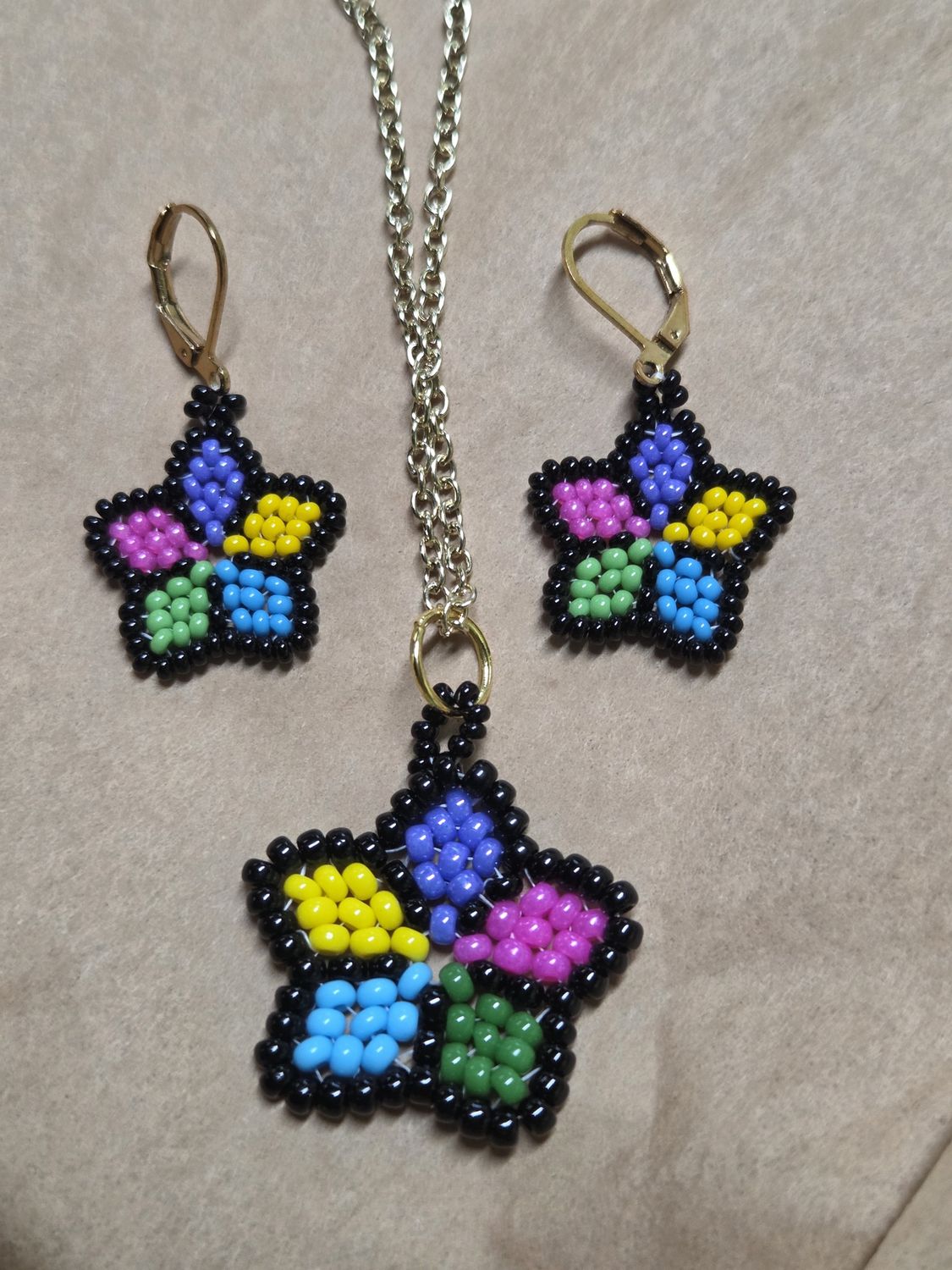 Boerman Pendant Earring Set Rainbow Star Black Border