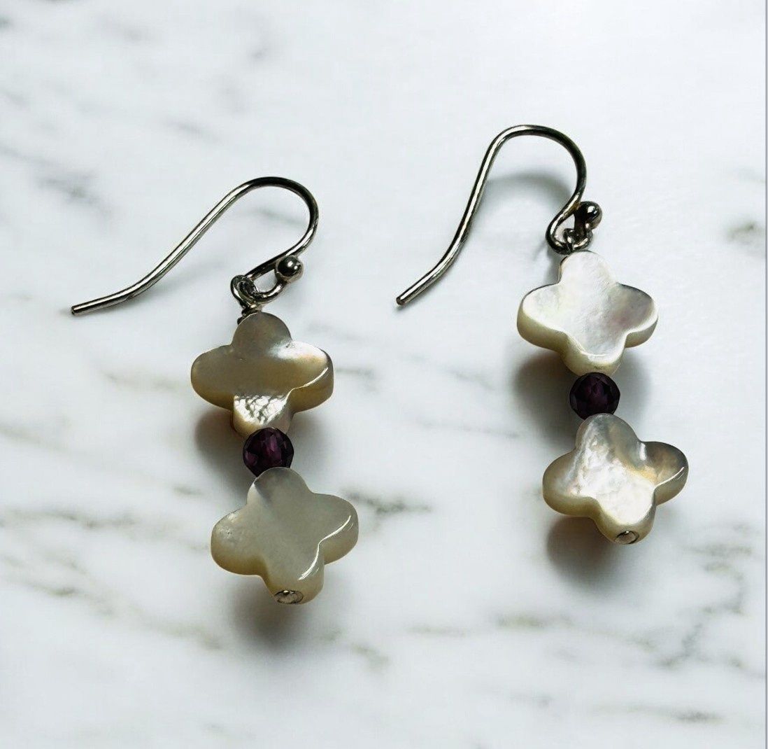Trueworthy Earrings Double Clover Mother of Pearl w/Garnet