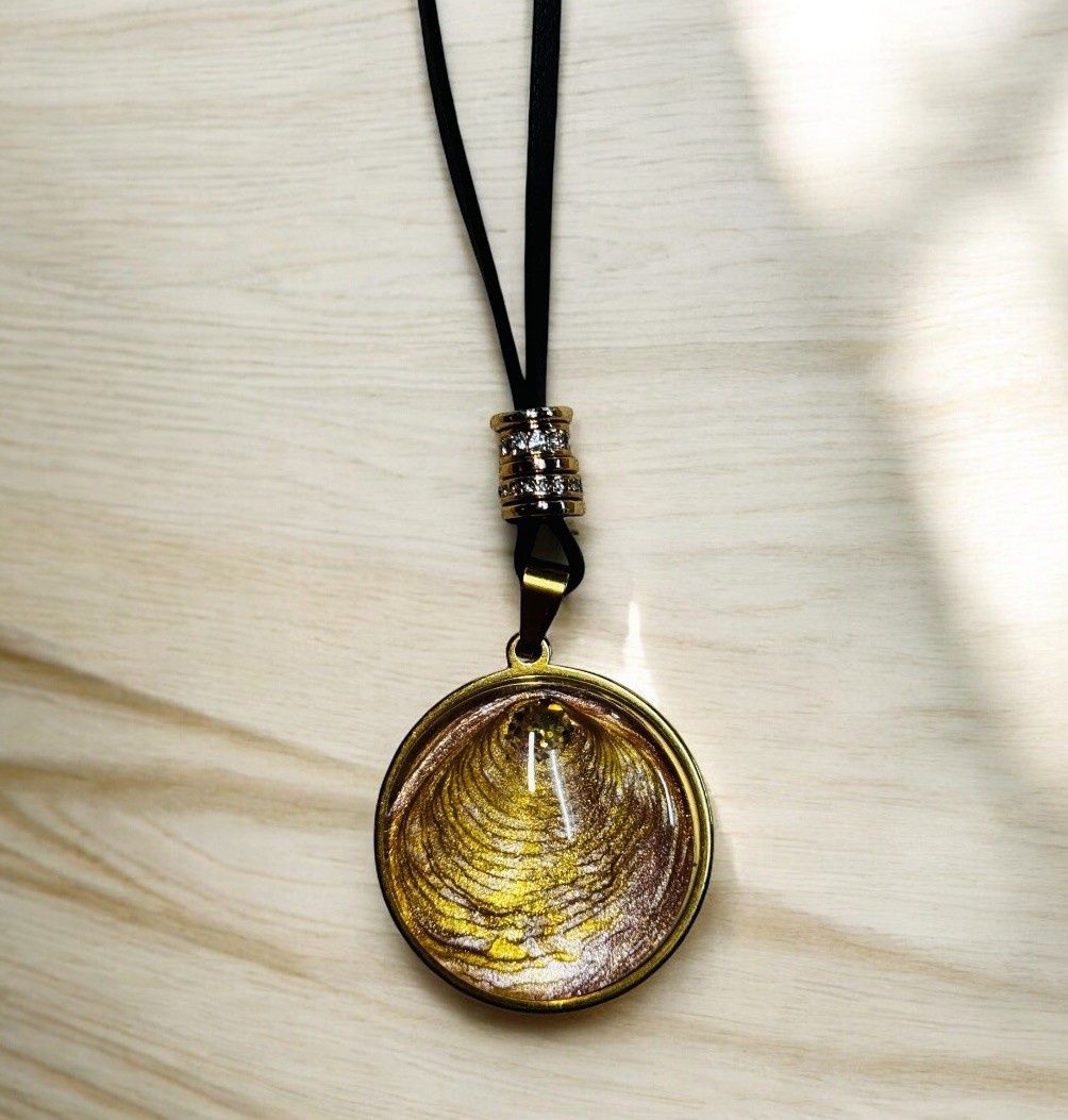Stevenson Necklace Round Seashell Cabochon in Resin